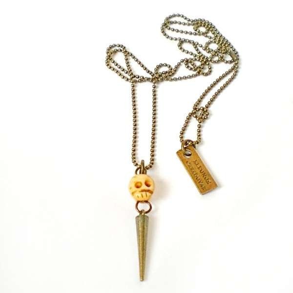Colgante con mini calavera y pincho Colgante con mini calavera y pincho