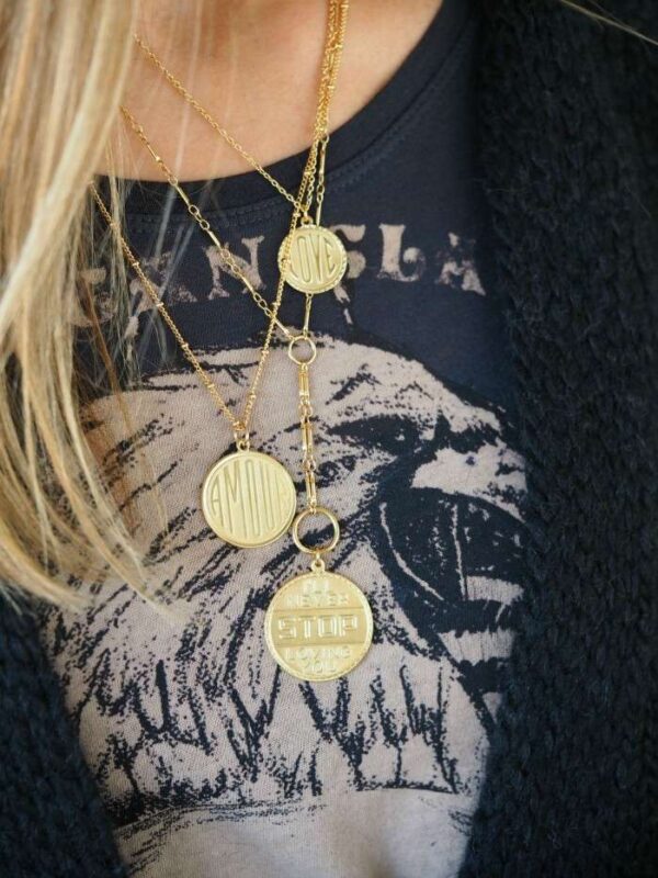 Collar Medalla "LOVE" - Imagen 10